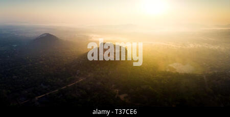 Lever de soleil sur la forteresse du rocher de Sigiriya au Sri Lanka vue panoramique aérienne Banque D'Images