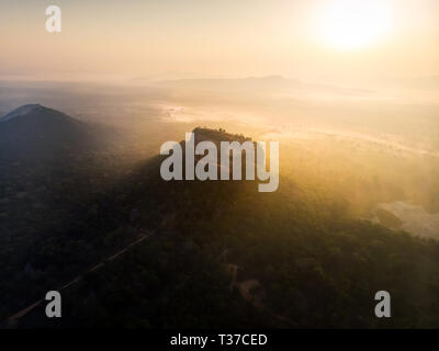 Lever de soleil sur la forteresse du rocher de Sigiriya au Sri Lanka vue aérienne Banque D'Images