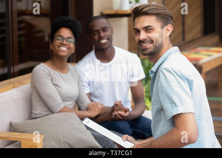 Psychologue professionnel hommes holding clipboard consulting jeune couple portrait Banque D'Images