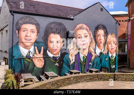 En vedette les personnages principaux murale à partir de la série de télévision Channel 4 'Derry Girls' sur le mur de la Pub du blaireau, Derry, Londonderry, dans le Nord de l'IRL. Banque D'Images