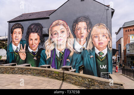 En vedette les personnages principaux murale à partir de la série de télévision Channel 4 'Derry Girls' sur le mur de la Pub du blaireau, Derry, Londonderry, dans le Nord de l'IRL. Banque D'Images