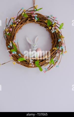 Couronne de pâques lapin en céramique et accroché sur un mur avec copie espace sous Banque D'Images