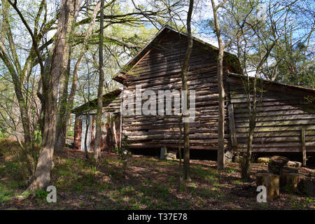 Rustic log cabins situé dans une zone boisée le long de la rivière Neuse Greenway à Raleigh en Caroline du Nord Banque D'Images