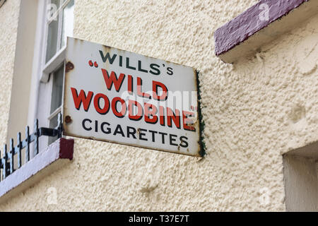 Old fashioned metal sign advertising Wile cigarettes Woodbine Banque D'Images