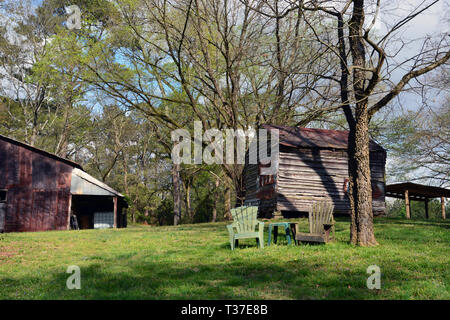 Rustic log cabins situé dans une zone boisée le long de la rivière Neuse Greenway à Raleigh en Caroline du Nord Banque D'Images