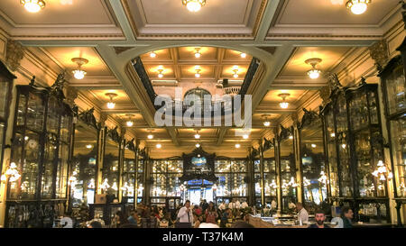 RIO DE JANEIRO, Brésil - 25 mai, 2016 : intérieur de la confiserie colombo historique à Rio Banque D'Images