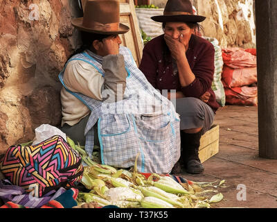 CUSCO, PÉROU- le 20 juin 2016 : deux femmes vendent du maïs à un marché de rue dans Cusco Banque D'Images