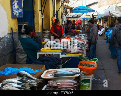 CUSCO, PÉROU- le 20 juin 2016 : large vue d'un poisson de la rue du marché à Cusco au Pérou Banque D'Images