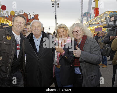 Jean-Luc Reichmann (L), Marcel Campion, Caroline Margeridon et Pierre Jean Chalencon assister à l'inauguration de la Foire du Trone Banque D'Images