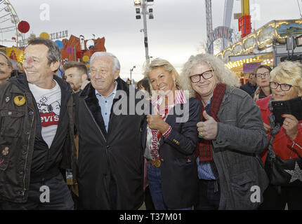 Jean-Luc Reichmann (L), Marcel Campion, Caroline Margeridon et Pierre Jean Chalencon assister à l'inauguration de la Foire du Trone Banque D'Images