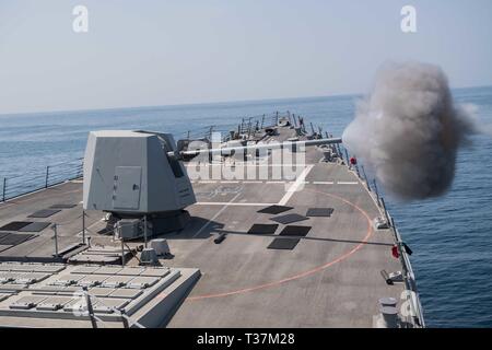 Lance-missiles le destroyer USS Stockdale (DDG 106) incendies ses cinq canons au cours d'un exercice de tir réel dans le golfe d'Oman, le 4 avril 2019. L'Stockdale est déployé sur le 5e flotte américaine zone d'opérations à l'appui des opérations navales pour assurer la stabilité et la sécurité maritime dans la région Centrale, reliant la Méditerranée et le Pacifique à travers l'ouest de l'Océan indien et trois points d'étranglement stratégiques. (U.S. Photo par marine Spécialiste de la communication de masse 2e classe Abigayle Lutz) Banque D'Images