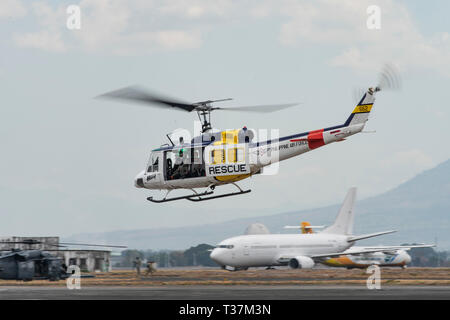 Une armée de l'Air Philippine UH-1 Huey décollera en préparation d'une formation en recherche et sauvetage de combat mission pendant l'exercice Balikatan de Clark Air Base, Philippines, le 2 avril 2019. Balikatan est un exercice annuel entre les États-Unis et les Philippines et vient d'une expression tagalog signifiant 'shoulder-à-coude,' représentant le partenariat entre les deux pays. L'exercice aide à maintenir un haut niveau de préparation et de réactivité, et il améliore l'ensemble des relations et des capacités militaires. Le PAF Huey et l'équipage sont affectés à la 505ème groupe de recherche et sauvetage. (U.S. Air Banque D'Images