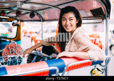 Young Asian Woman femme explorer Bangkok, Thaïlande avec les tuk tuk et taxi la ville touristique Banque D'Images