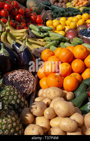 Belle composition de divers produits frais et mûrs fruits et légumes biologiques dans des caisses en bois dans un marché Banque D'Images