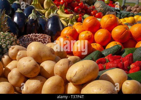 Belle composition de divers produits frais et mûrs fruits et légumes biologiques dans des caisses en bois dans un marché Banque D'Images