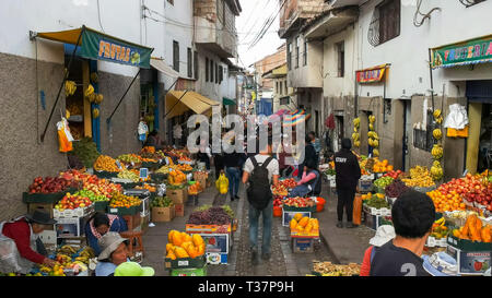 CUSCO, PÉROU- le 20 juin 2016 : large vue d'un fruit de la rue du marché à Cusco au Pérou Banque D'Images