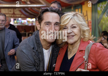 Paris, France, 5 avril 2019. Frédéric Julien Design (L) et Nicoletta assistent à l'inauguration de la Foire de Trone à Paris, France. Banque D'Images