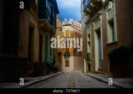 Une route étroite typique de Vittoriosa, Malte Banque D'Images