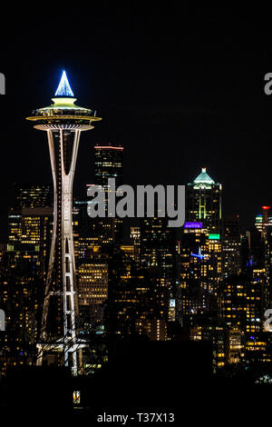 Seattle, Washington - 2020-10-24 - Seattle skyline at night avec le Space Needle et columbia center tower dans l'arrière-plan Banque D'Images