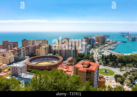 Vue Aérienne Vue panoramique de la ville de Malaga avec les arènes, l'Andalousie, Espagne, en une belle journée d'station Banque D'Images