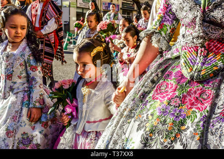 Fallas festival Valence, les gens, les enfants, les filles vêtues de robe traditionnelle costumes colorés marchant à Virgen, Espagne Europe Las Fallas Banque D'Images