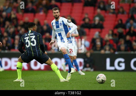 Londres, Royaume-Uni. 06 avr, 2019. Davy Propper de Brighton & Hove Albion dans l'action. L'unis en FA Cup, demi-finale, Manchester City v Brighton & Hove Albion au stade de Wembley à Londres le samedi 6 avril 2019. Cette image ne peut être utilisé qu'à des fins rédactionnelles. Usage éditorial uniquement, licence requise pour un usage commercial. Aucune utilisation de pari, de jeux ou d'un seul club/ligue/dvd publications . Crédit : Andrew Orchard la photographie de sport/Alamy Live News Banque D'Images