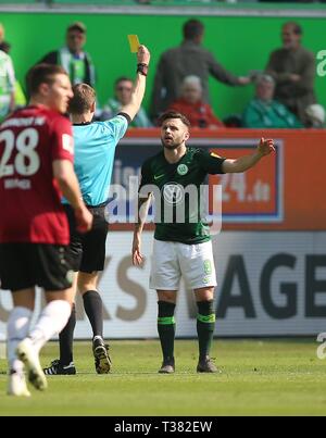 Wolfsburg, Allemagne. 06 avr, 2019. firo : 06.04.2019 Football, 1.Bundesliga, la saison 2018/2019 VfL Wolfsburg - Hanovre 96, Renato STEFFEN, VfL Wolfsburg, reçoit la carte jaune | Conditions de crédit dans le monde entier : dpa/Alamy Live News Banque D'Images