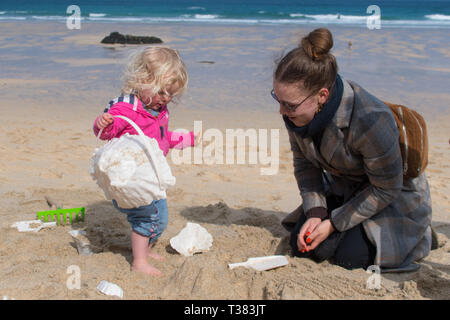 St Ives, Cornwall, UK. 7 avril 2019. Le public a été invité à couvrir la plage à St Ives avec de petites montagnes, faite à partir de moules pour représenter le mont Kilmanjaro, Shasta, Fuji, Stromboli et Ulura. L'événement aujourd'hui organisée par la Tate St Ives est un des nombreux qui ont lieu autour de l'UK en collaboration avec l'artiste Katie Paterson. Crédit : Simon Maycock/Alamy Live News Banque D'Images