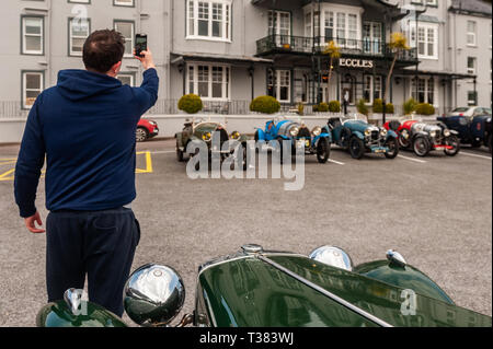 Glengarriff, West Cork, Irlande. Apr 7, 2019. La voiture française club 'Amilcar' est en ce moment sur un 6 jour visite de l'Irlande. Le club a fait un arrêt à l'hôtel Eccles, Glengarriff cet après-midi. Ian McGregor à partir du liège a eu une avec un selfies vintage MG. Credit : Andy Gibson/Alamy Live News. Banque D'Images