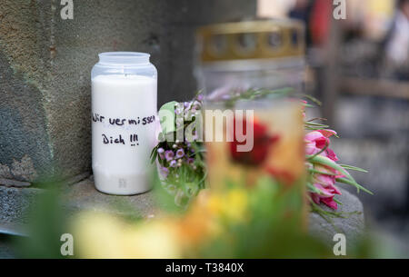 Münster, Allemagne. 7ème apr 2019. Vue d'une bougie et des fleurs en signe de deuil et de commémoration devant le restaurant 'Kiepenkerl'. Le 7 avril 2018, un homme avec son véhicule dispo à une foule sur la terrasse du restaurant 'Kiepenkerl'. Quatre personnes sont mortes, puis le tueur s'est tué. Un an plus tard, un service œcuménique est organisée pour commémorer les victimes de la Münster rampage. Photo : Friso Gentsch/dpa dpa : Crédit photo alliance/Alamy Live News Banque D'Images