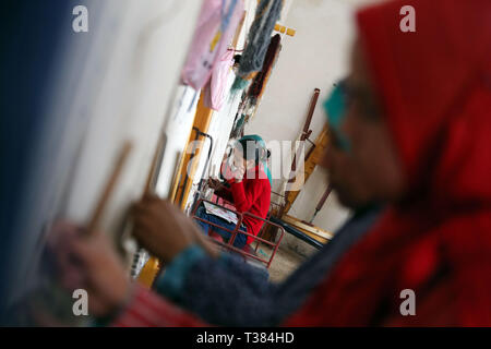 (190407) --BEHEIRA, le 7 avril 2019 (Xinhua) -- les gens travaillent sur des tapis faits main à un village dans l'atelier, l'Égypte, Beheira, 1 avril 2019. Dans la province de Beheira, au nord de l'Égypte, les habitants d'un petit village ont réussi à vaincre l'extrême pauvreté en cinq ans par la culture des légumes bio sur les toits de leurs maisons. 'Les toits qui étaient autrefois une source de danger sont maintenant devenus une grande source de revenu pour la majorité des résidents ici,' Ragab Rabie, chef de village et l'un de ceux qui ont commencé l'agriculture sur le toit, a déclaré à Xinhua. A quelques mètres de Rabie's maison d'un étage, une nouvelle constr Banque D'Images