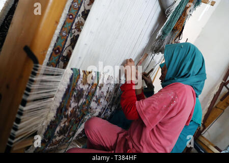 (190407) --BEHEIRA, le 7 avril 2019 (Xinhua) -- les gens utilisent un métier à tisser un tapis à un village dans l'atelier, l'Égypte, Beheira, 1 avril 2019. Dans la province de Beheira, au nord de l'Égypte, les habitants d'un petit village ont réussi à vaincre l'extrême pauvreté en cinq ans par la culture des légumes bio sur les toits de leurs maisons. 'Les toits qui étaient autrefois une source de danger sont maintenant devenus une grande source de revenu pour la majorité des résidents ici,' Ragab Rabie, chef de village et l'un de ceux qui ont commencé l'agriculture sur le toit, a déclaré à Xinhua. A quelques mètres de Rabie's maison d'un étage, un nouveau co Banque D'Images