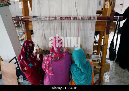 (190407) --BEHEIRA, le 7 avril 2019 (Xinhua) -- les gens utilisent un métier à tisser un tapis à un village dans l'atelier, l'Égypte, Beheira, 1 avril 2019. Dans la province de Beheira, au nord de l'Égypte, les habitants d'un petit village ont réussi à vaincre l'extrême pauvreté en cinq ans par la culture des légumes bio sur les toits de leurs maisons. 'Les toits qui étaient autrefois une source de danger sont maintenant devenus une grande source de revenu pour la majorité des résidents ici,' Ragab Rabie, chef de village et l'un de ceux qui ont commencé l'agriculture sur le toit, a déclaré à Xinhua. A quelques mètres de Rabie's maison d'un étage, un nouveau co Banque D'Images