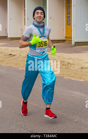 Bournemouth, Dorset, UK. 7 avril 2019. Glissières de prendre part à la baie de Bournemouth s'exécuter sur le thème d'amusement fée-conte le long du front de mer de Bournemouth - demi-marathoniens. Les participants courent pour lever des fonds essentiels pour la British Heart Foundation charity pour lutter contre les maladies du coeur. Un jour sec avec soleil voilé. Credit : Carolyn Jenkins/Alamy Live News Banque D'Images