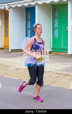 Bournemouth, Dorset, UK. 7 avril 2019. Glissières de prendre part à la baie de Bournemouth s'exécuter sur le thème d'amusement fée-conte le long du front de mer de Bournemouth - demi-marathoniens. Les participants courent pour lever des fonds essentiels pour la British Heart Foundation charity pour lutter contre les maladies du coeur. Un jour sec avec soleil voilé. Credit : Carolyn Jenkins/Alamy Live News Banque D'Images