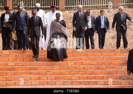 Kigali, Rwanda, 7 avril 2019. Le président rwandais Paul Kagame (L, à l'avant) et sa femme Jeannette Kagame, ainsi que les chefs d'état et de gouvernement et les dignitaires arriver au Mémorial du Génocide de Kigali durant la commémoration marquant le 25e anniversaire du génocide de 1994 contre les Tutsi à Kigali, capitale du Rwanda, le 7 avril 2019. Le gouvernement rwandais le dimanche matin a commencé la commémoration marquant le 25e anniversaire du génocide de 1994 contre les Tutsi, lever de rideau d'une période de trois mois période du souvenir. Source : Xinhua/Alamy Live News Banque D'Images