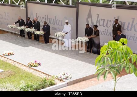 Kigali, Rwanda, 7 avril 2019. Chefs d'état et de gouvernement et les dignitaires de déposer des couronnes au monument du génocide de Kigali durant la commémoration marquant le 25e anniversaire du génocide de 1994 contre les Tutsi à Kigali, capitale du Rwanda, le 7 avril 2019. Le gouvernement rwandais le dimanche matin a commencé la commémoration marquant le 25e anniversaire du génocide de 1994 contre les Tutsi, lever de rideau d'une période de trois mois période du souvenir. Le génocide a coûté la vie à plus de 1 millions de personnes, essentiellement des Tutsis. Source : Xinhua/Alamy Live News Banque D'Images