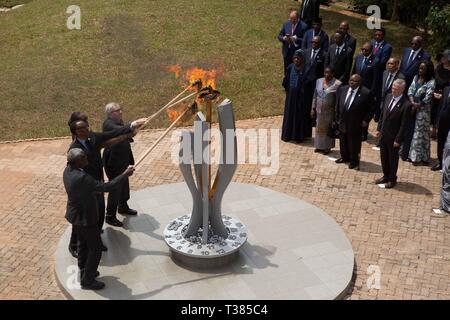 Kigali, Rwanda, 7 avril 2019. Le président rwandais Paul Kagame, son épouse Jeannette Kagame, Président de la Commission de l'Union africaine Moussa Faki Mahamat et président de la Commission européenne, Jean-Claude Juncker, allumer la flamme du souvenir au Mémorial du Génocide de Kigali durant la commémoration marquant le 25e anniversaire du génocide de 1994 contre les Tutsi à Kigali, capitale du Rwanda, le 7 avril 2019. Source : Xinhua/Alamy Live News Banque D'Images