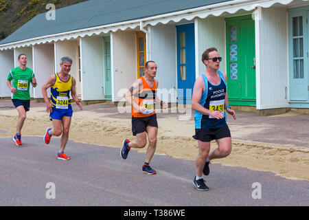 Bournemouth, Dorset, UK. 7 avril 2019. Glissières de prendre part à la baie de Bournemouth s'exécuter sur le thème d'amusement fée-conte le long du front de mer de Bournemouth - demi-marathoniens. Les participants courent pour lever des fonds essentiels pour la British Heart Foundation charity pour lutter contre les maladies du coeur. Un jour sec avec soleil voilé. Credit : Carolyn Jenkins/Alamy Live News Banque D'Images