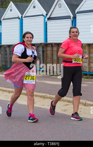 Bournemouth, Dorset, UK. 7 avril 2019. Glissières de prendre part à la baie de Bournemouth s'exécuter sur le thème d'amusement fée-conte le long du front de mer de Bournemouth - demi-marathoniens. Les participants courent pour lever des fonds essentiels pour la British Heart Foundation charity pour lutter contre les maladies du coeur. Un jour sec avec soleil voilé. Credit : Carolyn Jenkins/Alamy Live News Banque D'Images