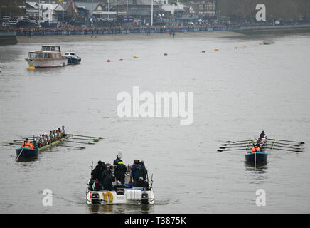 Londres, Royaume-Uni. 7 avril, 2019. La course de bateau annuelle entre Oxford et Cambridge University crews a lieu sur les 6,8 km Tamise catégorie championnat de Putney à Mortlake. De droit : Race start vu de Putney Bridge avec Cambridge à gauche. Credit : Malcolm Park/Alamy Live News. Banque D'Images