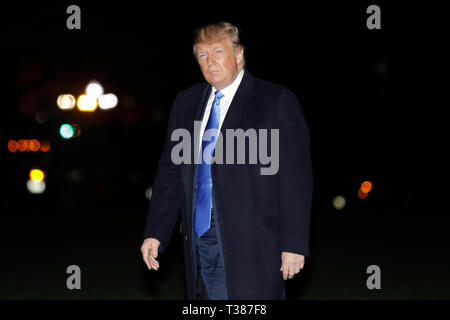 Le Président des Etats-Unis, Donald J. Trump promenades sur la pelouse Sud de la Maison Blanche à son retour à Washington à partir de Las Vegas, Nevada, le 6 avril 2019. Crédit : Yuri Gripas / Piscine d'utilisation dans le monde entier via CNP | Banque D'Images
