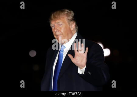 Le Président des Etats-Unis, Donald J. Trump vagues lorsqu'il marche sur la pelouse Sud de la Maison Blanche à son retour à Washington à partir de Las Vegas, Nevada, le 6 avril 2019. Crédit : Yuri Gripas / Piscine d'utilisation dans le monde entier via CNP | Banque D'Images