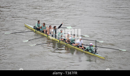 Londres, Royaume-Uni. 7 avril, 2019. La course de bateau annuelle entre Oxford et Cambridge University crews a lieu sur les 6,8 km Tamise catégorie championnat de Putney à Mortlake. Image : Mens Bleu Bateau Équipage : Dave Bell, James Cracknell, Grant, Mme Bitler Dara Alizadeh, Callum, Sam Sullivan Hookway, Freddie Davidson, Natan Wegrzycki-Szymczyk (AVC), Matthew Holland (Cox). Credit : Malcolm Park/Alamy Live News. Banque D'Images