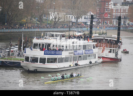 Londres, Royaume-Uni. 7 avril, 2019. La course de bateau annuelle entre Oxford et Cambridge University crews a lieu sur les 6,8 km Tamise catégorie championnat de Putney à Mortlake. Image : Mens Bleu Bateau Équipage : Dave Bell, James Cracknell, Grant, Mme Bitler Dara Alizadeh, Callum, Sam Sullivan Hookway, Freddie Davidson, Natan Wegrzycki-Szymczyk (AVC), Matthew Holland (Cox), faire leur chemin en aval avant de commencer la course et en passant les foules de Putney Riverside. Credit : Malcolm Park/Alamy Live News. Banque D'Images