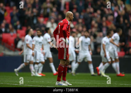 Londres, Royaume-Uni. 07Th avr, 2019. Heurelho Gomes, le gardien de but de Watford ressemble déprimé comme Matt Doherty de Wolverhampton Wanderers célèbre avec ses coéquipiers après qu'il marque son 1er des équipes objectif. L'unis en FA Cup, demi-finale, Watford v Wolverhampton Wanderers au Stade de Wembley à Londres le dimanche 7 avril 2019. Cette image ne peut être utilisé qu'à des fins rédactionnelles. Usage éditorial uniquement, licence requise pour un usage commercial. Aucune utilisation de pari, de jeux ou d'un seul club/ligue/dvd publications pic par Andrew Andrew/Verger Verger la photographie de sport/Alamy live news Banque D'Images