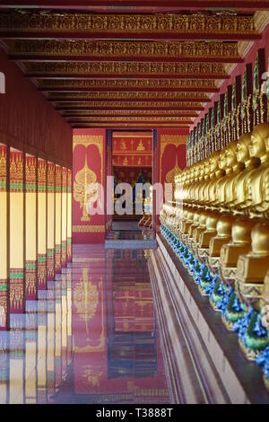 Ao Luek Distrikt, Thaïlande. 08Th Mar, 2019. Une colonnade de statues dans le temple de Wat Maha That Wachira Mongkol ou aussi appelé Wat Bang Tong. Le Chedi de Wat Bang Tong est à 45 mètres de haut et l'un des plus élevés dans le sud de la Thaïlande. Crédit : Alexandra Schuler/dpa/Alamy Live News Banque D'Images