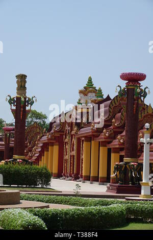 Ao Luek Distrikt, Thaïlande. 08Th Mar, 2019. La succession et un hall avec pagodes de Wat Maha That Wachira Mongkol ou aussi appelé Wat Bang Tong. Le Chedi de Wat Bang Tong est à 45 mètres de haut et l'un des plus élevés dans le sud de la Thaïlande. Crédit : Alexandra Schuler/dpa/Alamy Live News Banque D'Images