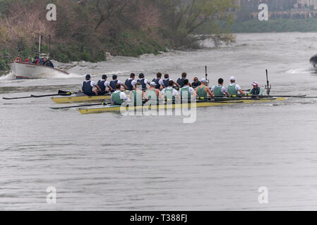 Oxford v Cambridge à l'Université 2019 Boat Race Course vers la ligne d'arrivée Mortlake, Londres, Royaume-Uni. Les équipes d'aviron course de bateaux sur la Tamise Banque D'Images