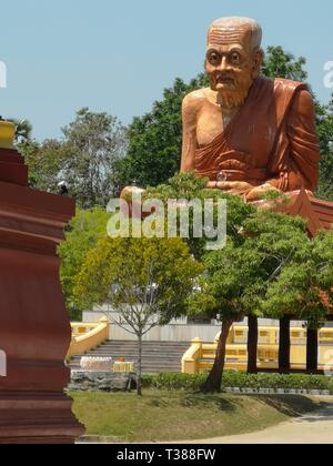 Ao Luek Distrikt, Thaïlande. 08Th Mar, 2019. L'immense statue d'un moine bouddhiste sur la succession au Wat Maha That Wachira Mongkol ou Wat Bang Tong. Le Chedi de Wat Bang Tong est à 45 mètres de haut et l'un des plus élevés dans le sud de la Thaïlande. Crédit : Alexandra Schuler/dpa/Alamy Live News Banque D'Images